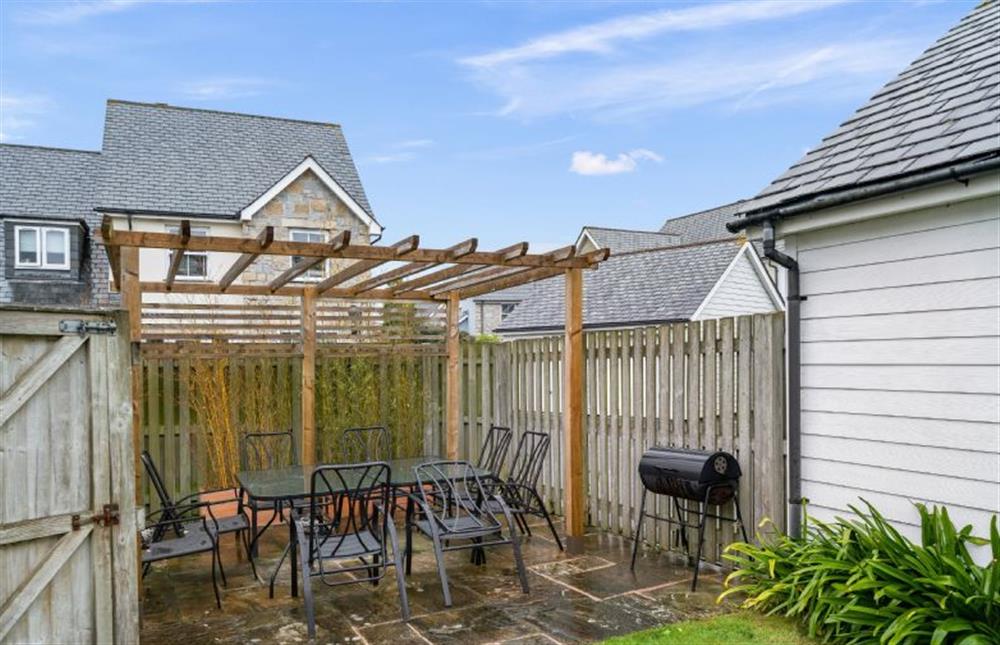 Enjoy a barbecue together under the wooden pergola