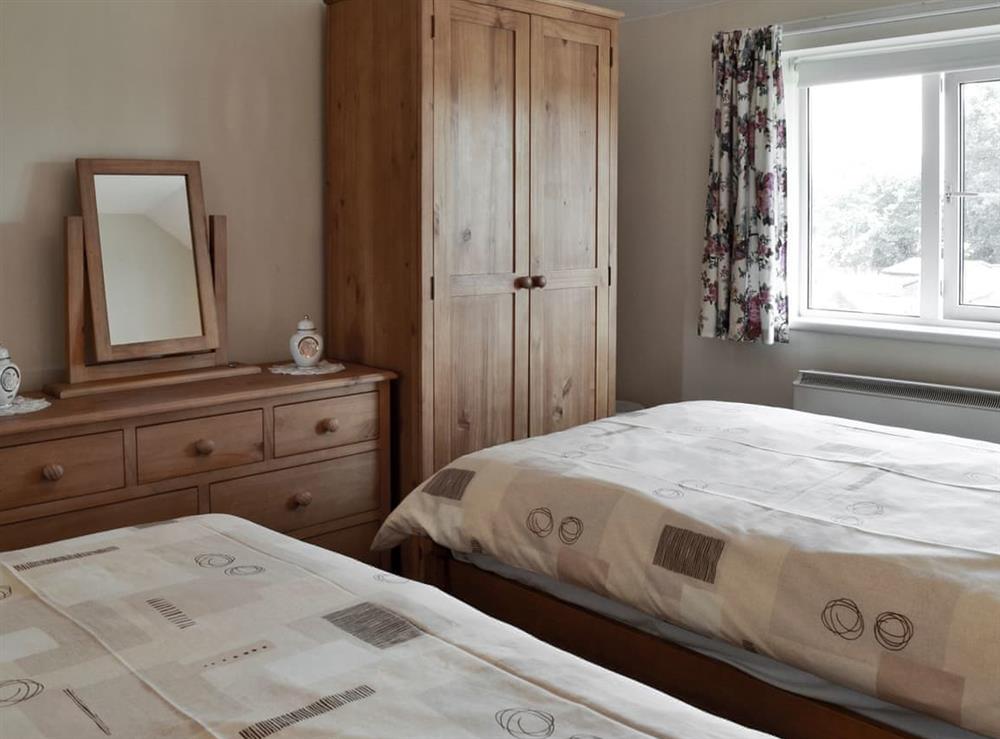 Tastefully furnished bedroom with twin beds at Eventide in Broom, near Biggleswade, Bedfordshire