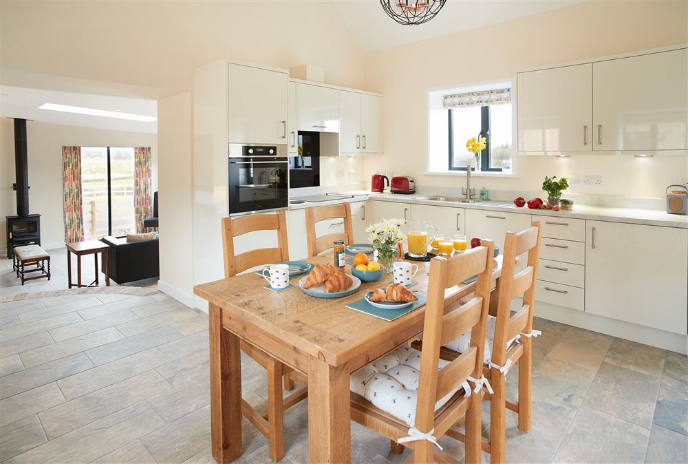 Evenwood Byre, Shropshire: Fully equipped kitchen/dining area with dining table and seating for four guests