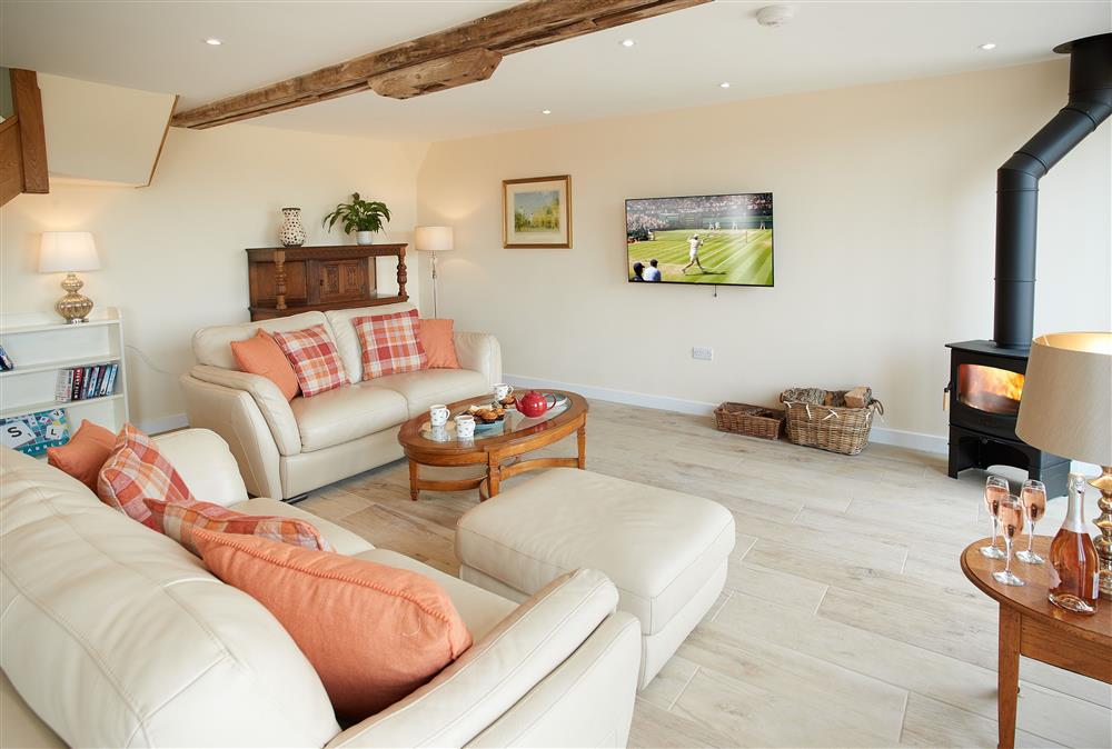 Evenwood Granary, Shropshire: Sitting room with sumptuous sofas