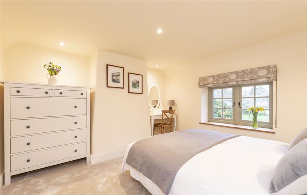 Bedroom with 5’ king-size bed at Evergreen, Bransgore