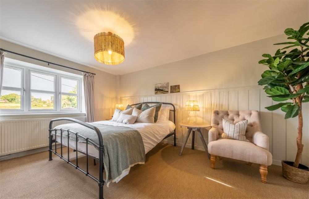 Ground floor: Master bedroom with king-size bed at Evergreen, Thornage near Holt