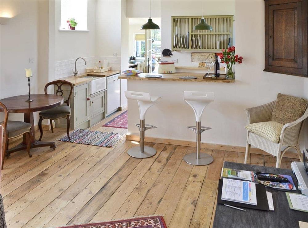 Open plan living/dining room/kitchen (photo 3) at Evie Rose Cottage in Elsenham, near Bishop’s Stortford, Essex