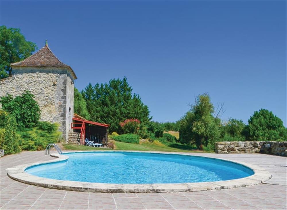 Swimming pool (photo 7) at Eymet in , France