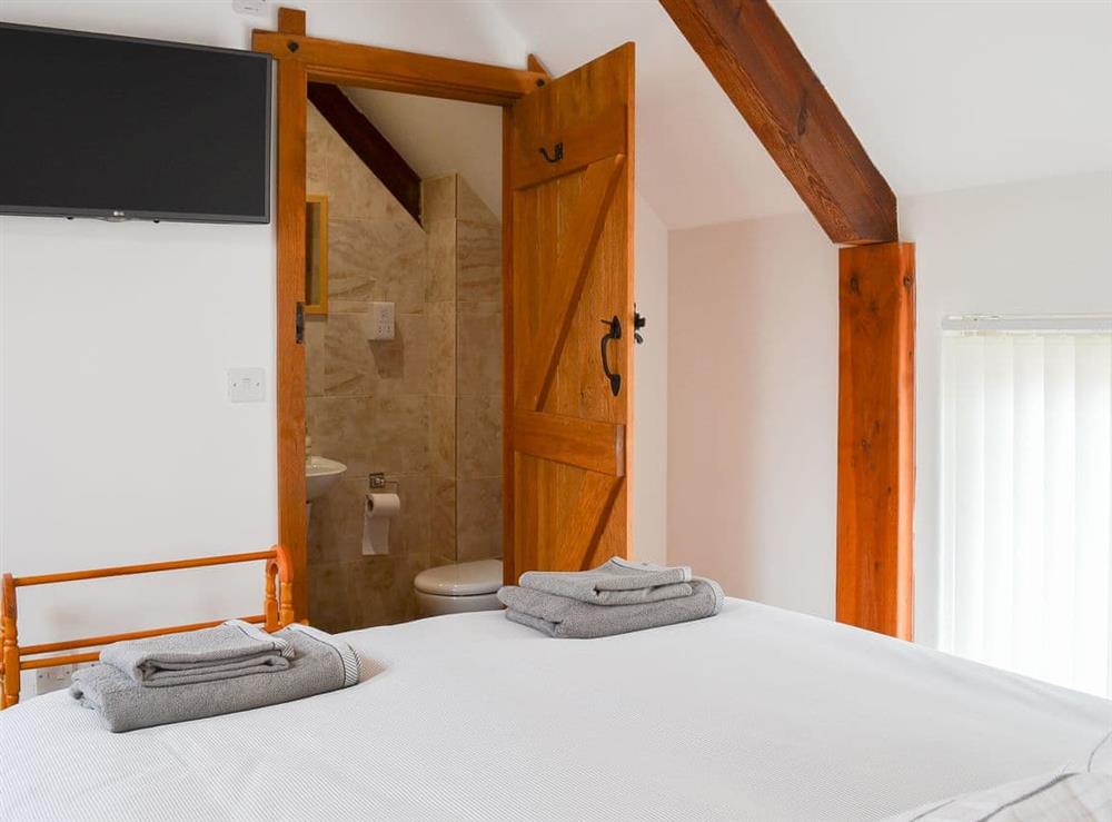 Lovely double bedroom with en-suite at Fair Maid in Kentisbeare, Devon