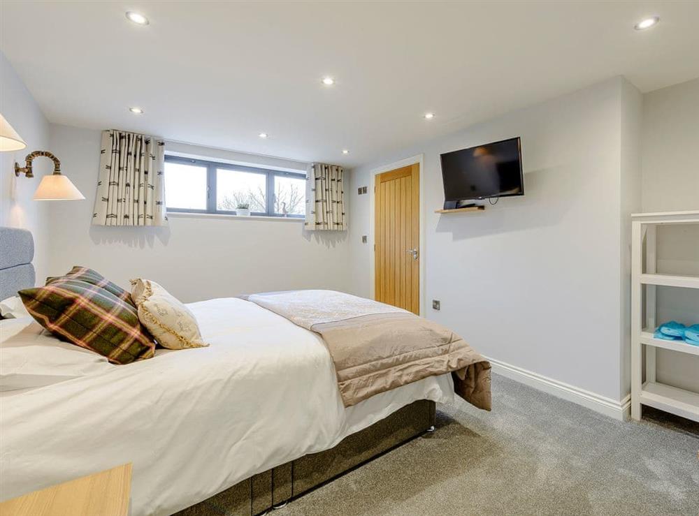 Relaxing double bedroom with en-suite (photo 2) at Fairchilds Barn, 