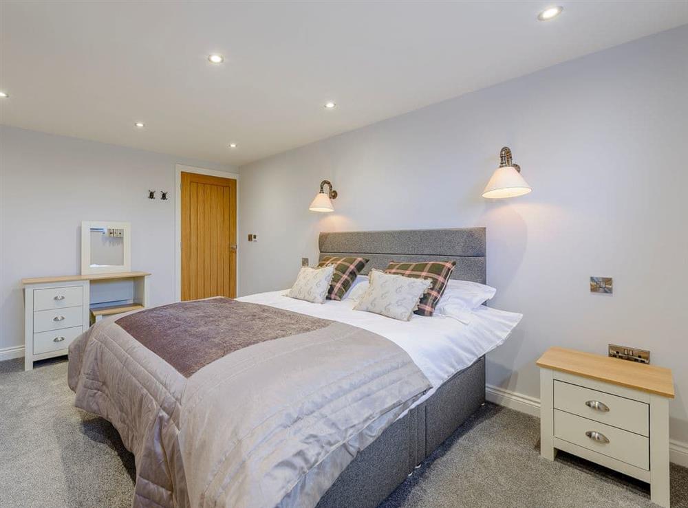 Relaxing double bedroom with en-suite at Fairchilds Barn, 
