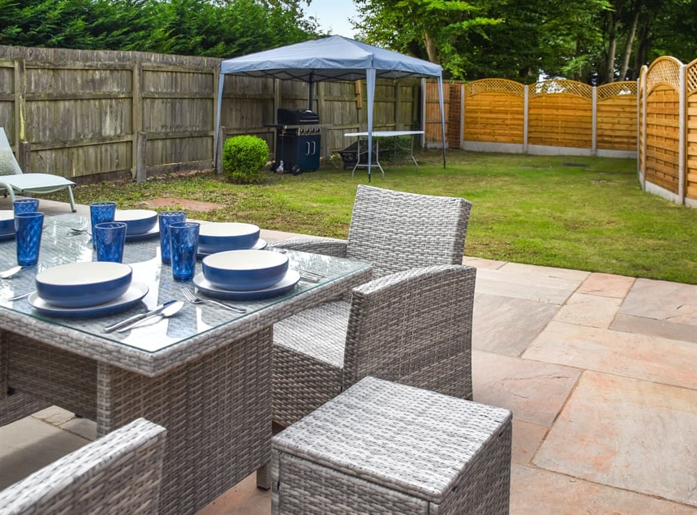 Outdoor eating area at Faith Cottage in Little Dunham, Norfolk