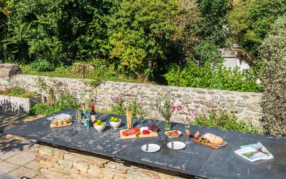 Perfect outdoor table with plenty of space to dine at Farthingfield in South Pool