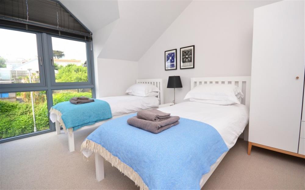The twin bedroom at Fastnet in Salcombe