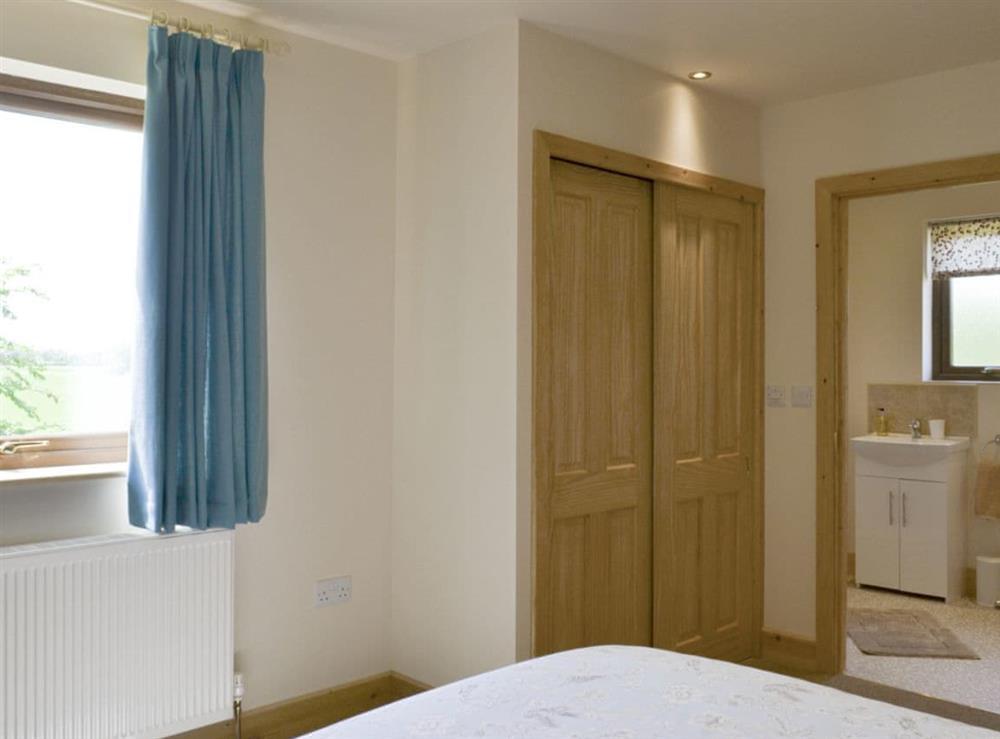 Good-sized double bedroom with en-suite facilities at Hazel Lodge, 