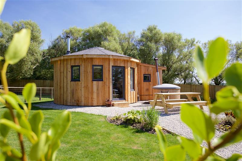 Garden and wood fired hot tub at Fern Leaf Roundhouse - East Thorne, Bude, Cornwall