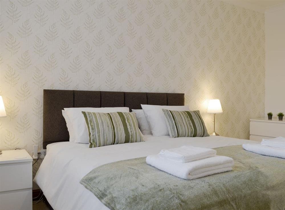 Relaxing super kingsize bedroom with en-suite at Fern Spree in Buxton, Derbyshire