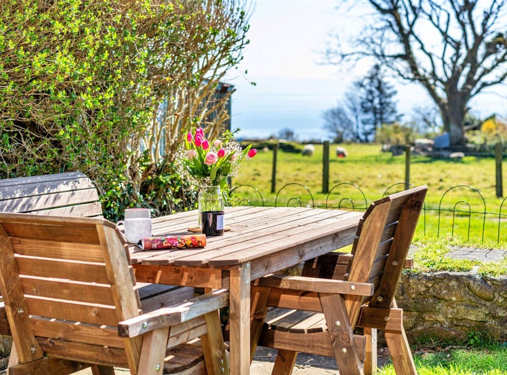 Outdoor eating area at Fernfield in Abersoch, Gwynedd