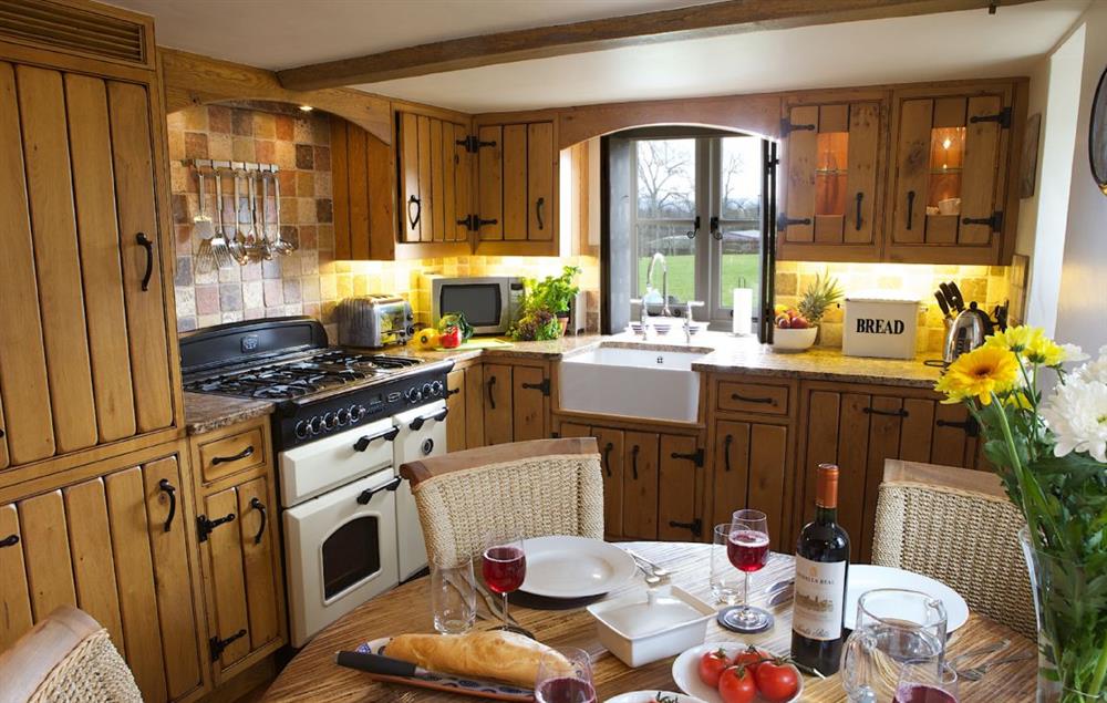 Kitchen with dining for four guests at Field Cottage, Elmley Castle