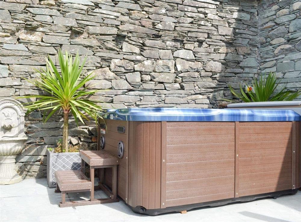 Luxurious hot tub at Field House Cottage, 
