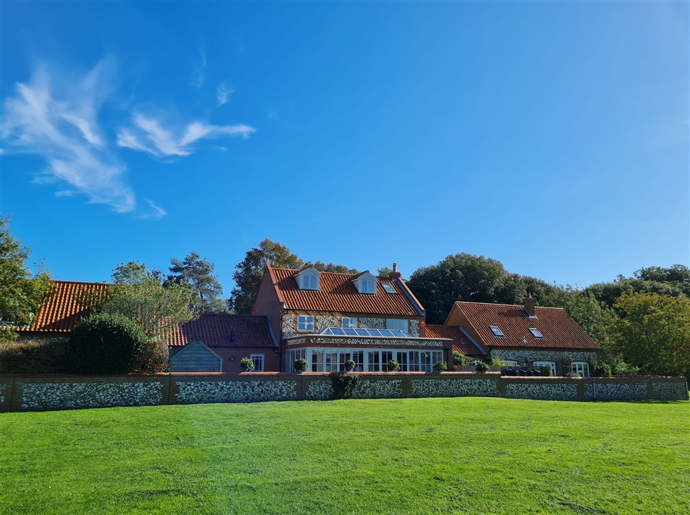 Rear elevation of the property at Field Piece Cottage, Burnham Market