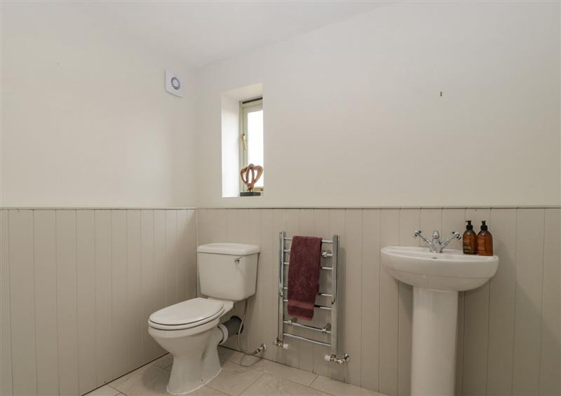 The bathroom at Field View Cottage, Bourton-On-The-Water