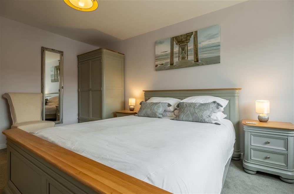 Bedroom three with a 5’ king-size bed at Field View, Sedgeford