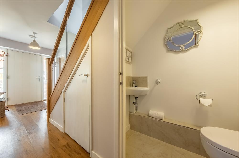 Cloakroom with wash basin and WC