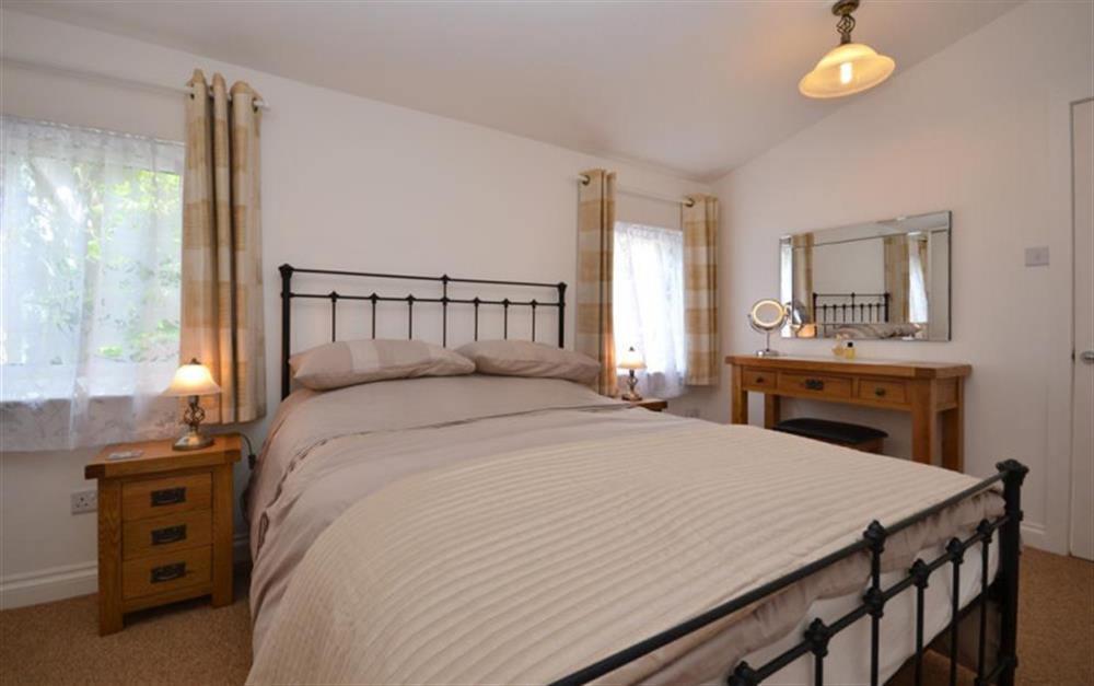 Double bedroom with en suite bathroom at Figtree Cottage in Milford On Sea