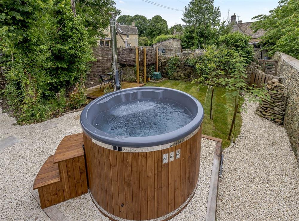 Hot tub at Filkins Retreat in Filkins, near Lachlade, Oxfordshire