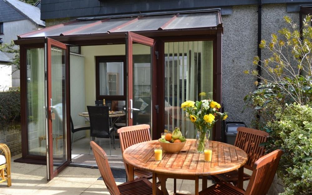 Al fresco breakfast in the sunshine at Finders, 87 Keeper's Cottage in Maenporth