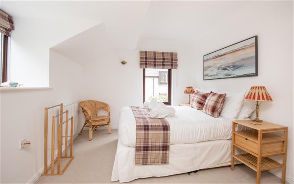 The spacious master bedroom has a 4'6" bed at Finders, 87 Keeper's Cottage in Maenporth