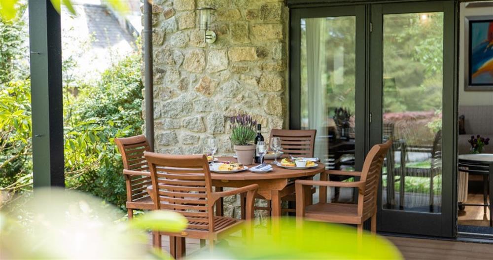 Alfresco dining on the terrace at Fingle Bridge in Chagford