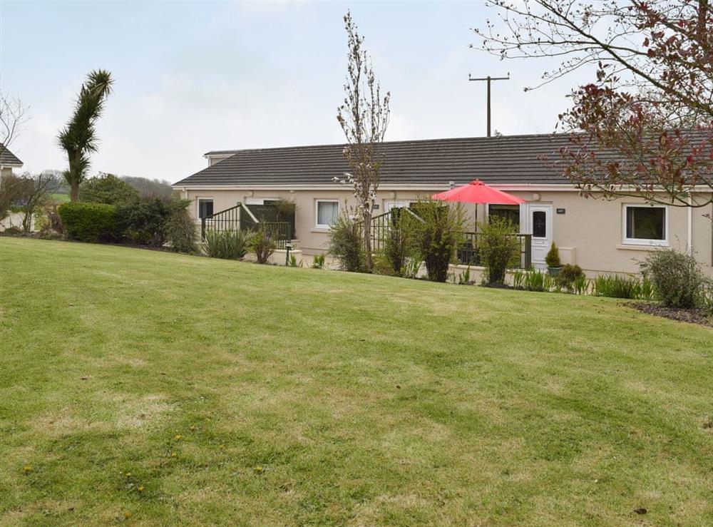Lawned garden area adjoining the holiday homes at Oak Cottage, 