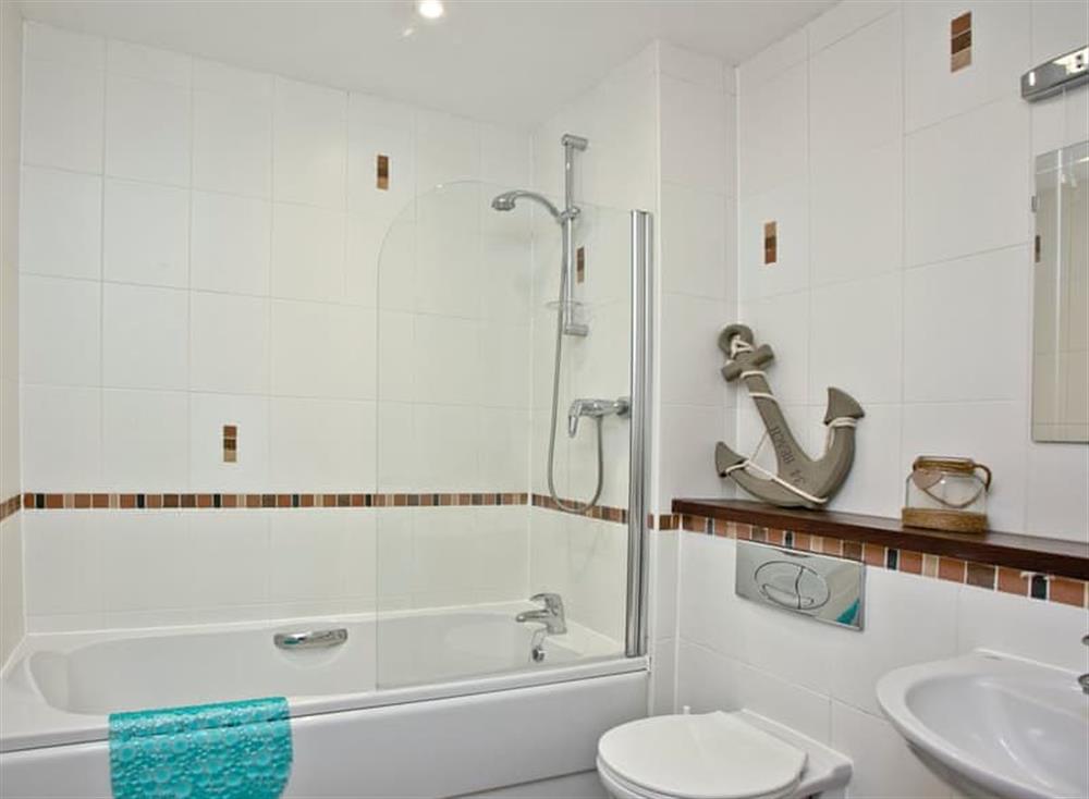 Bathroom wth shower over bath at Fistral Escape, Ocean 1 in Newquay, Cornwall