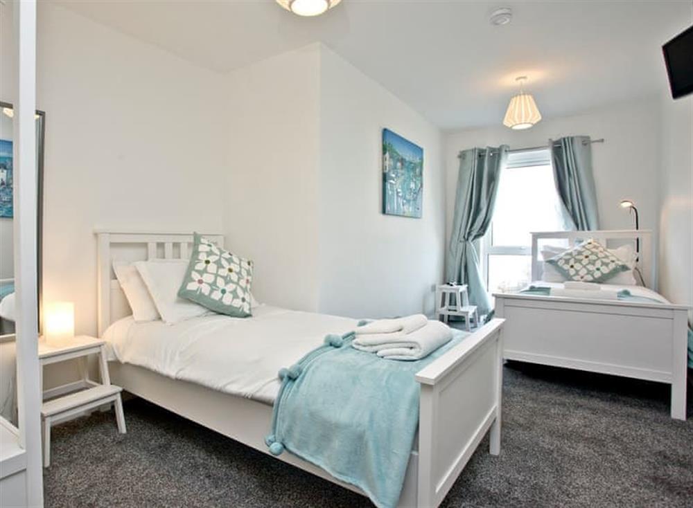 Charming twin bedroom at Fistral Escape, Ocean 1 in Newquay, Cornwall