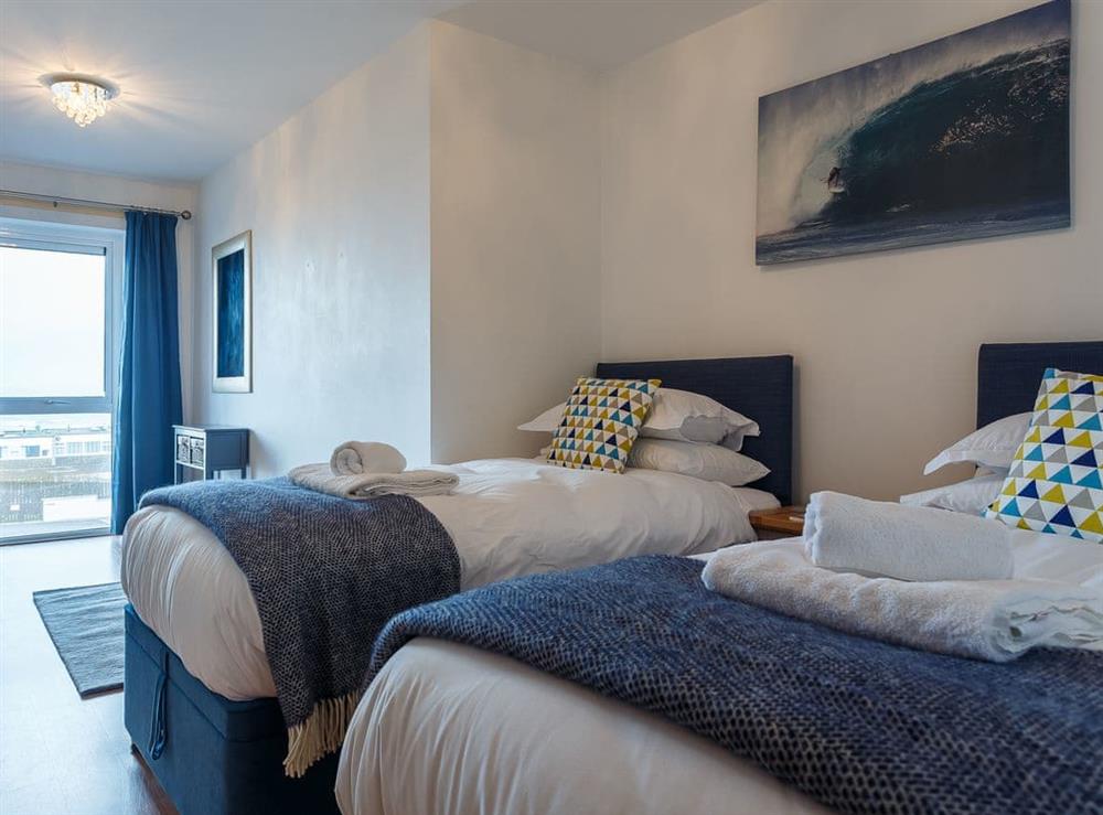 Comfy twin bedroom at Fistral Waves in Newquay, Cornwall