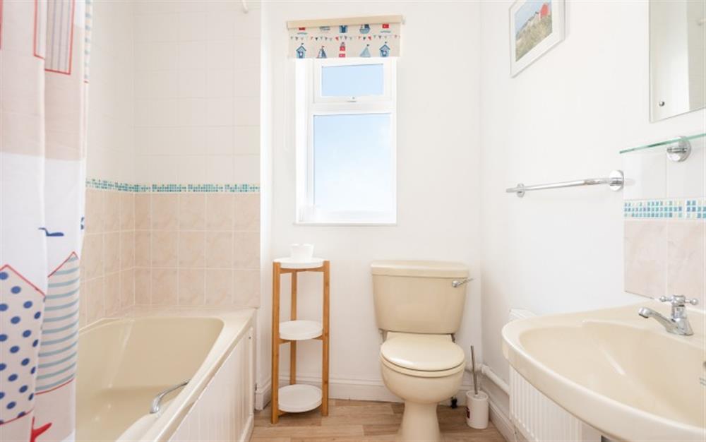 Ensuite with shower over bath at Flat 1, Harbour House in Lyme Regis