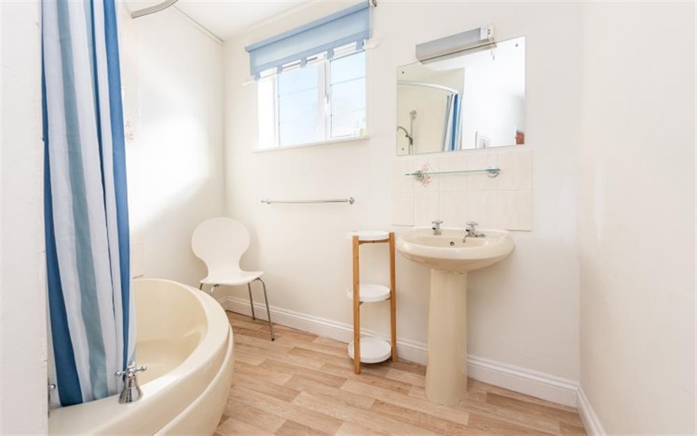 Family bathroom with corner suite. at Flat 1, Harbour House in Lyme Regis