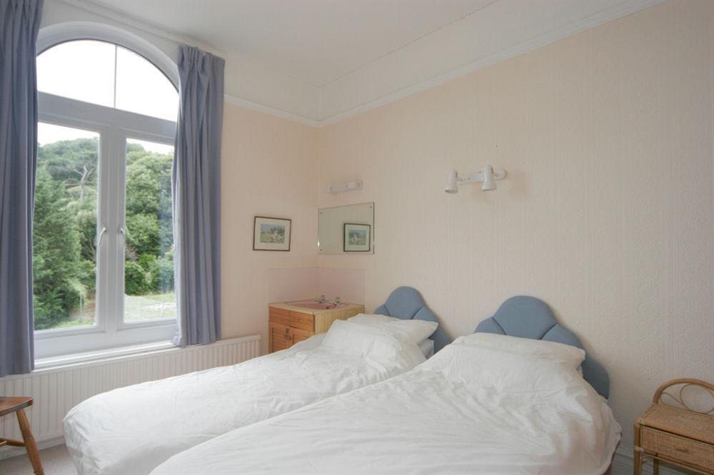 Twin bedroom at Flat 1 Hazeldene in Sandhills Road, Salcombe