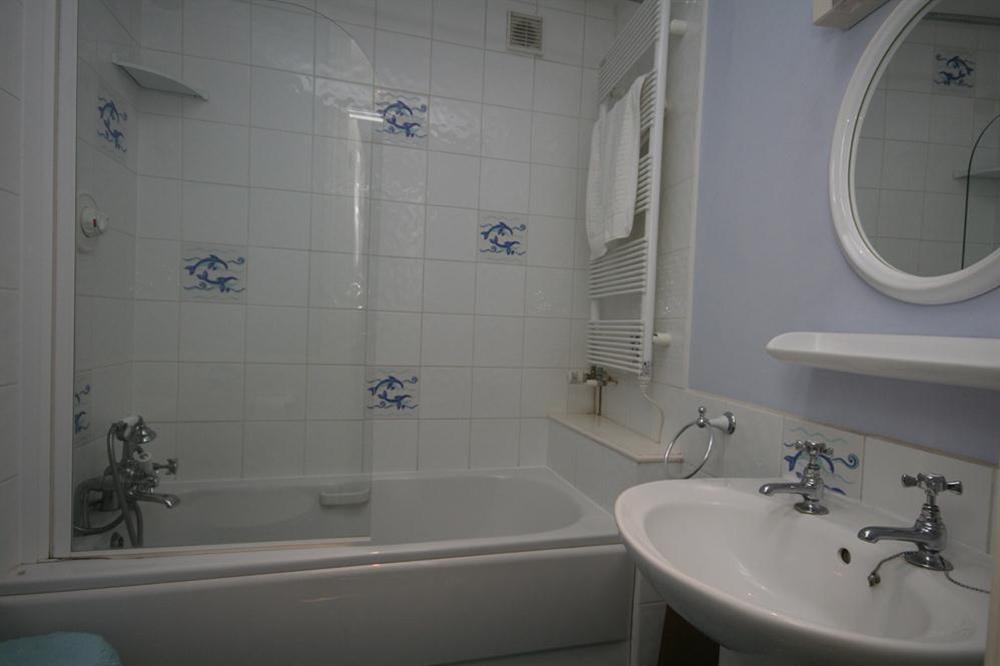 En suite bathroom at Flat 1 The Salcombe in Fore Street, Salcombe