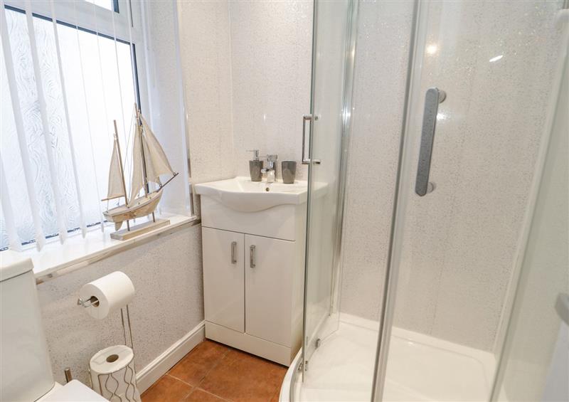 The bathroom at Flat 1A Mona House, Deganwy