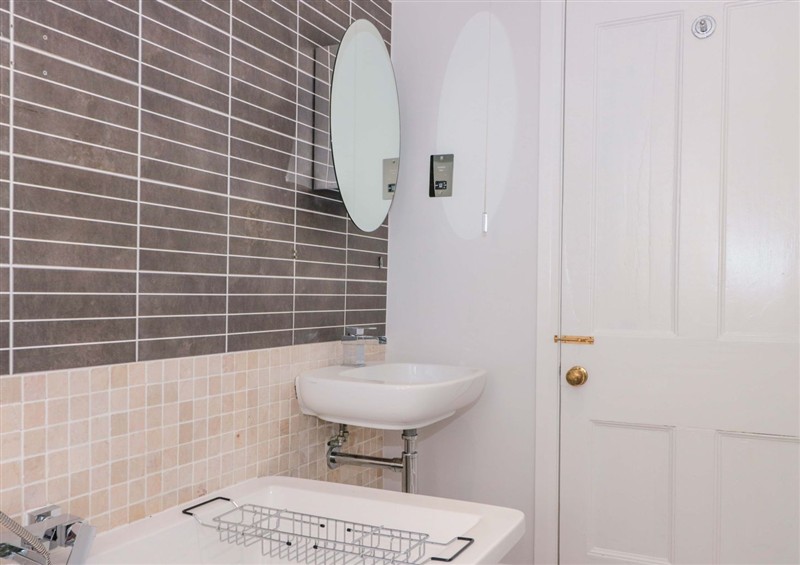 The bathroom (photo 2) at Flat 2 Battledown Grange, Cheltenham