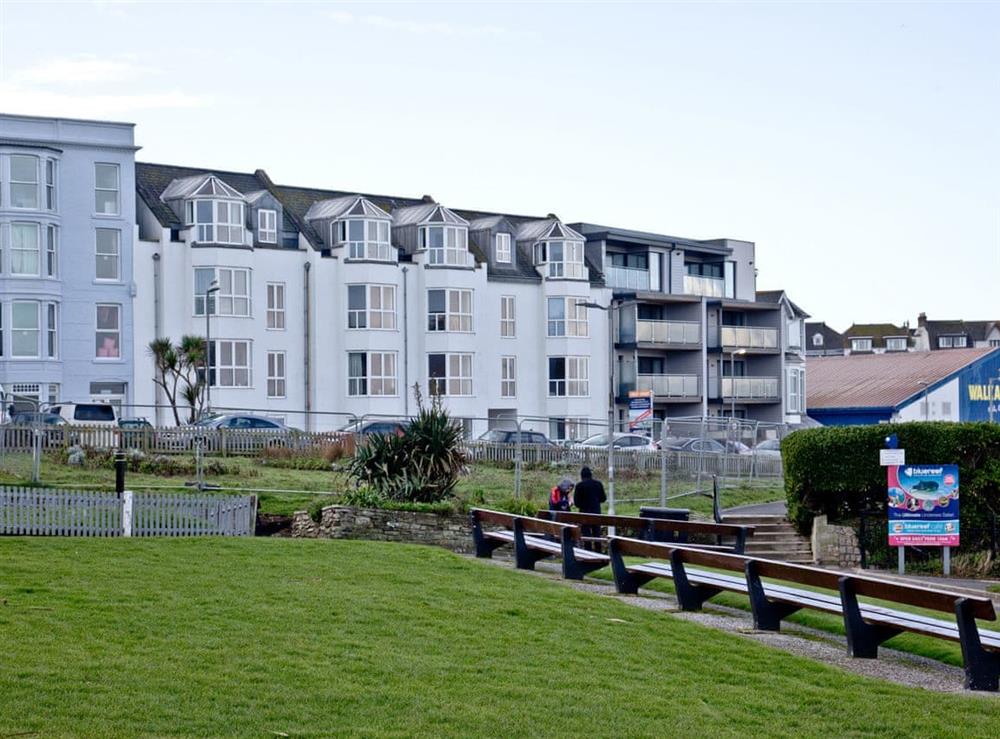 Attractive coastal holiday homes at Flat 25, Crest Court in Newquay, Cornwall