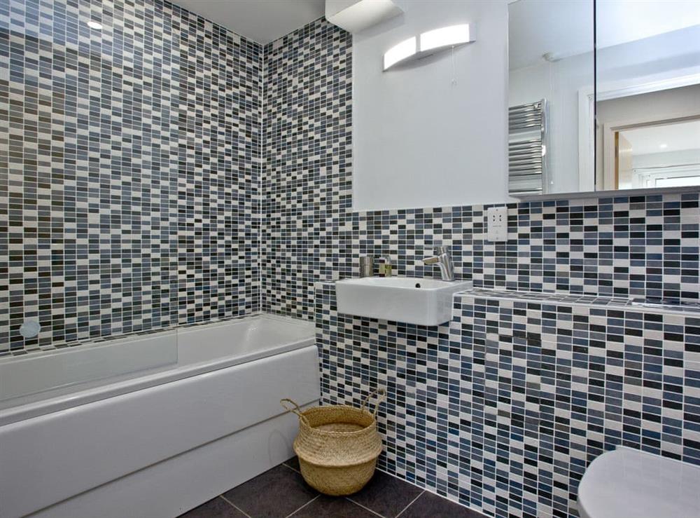 Family bathroom with shower over bath at Flat 25, Crest Court in Newquay, Cornwall