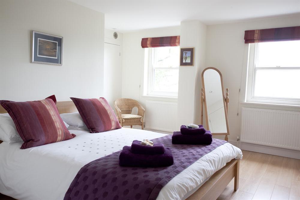 Master bedroom with 5' double bed and en suite bathroom (photo 2) at Flat 3 Albany House in Allenhayes Road, Salcombe