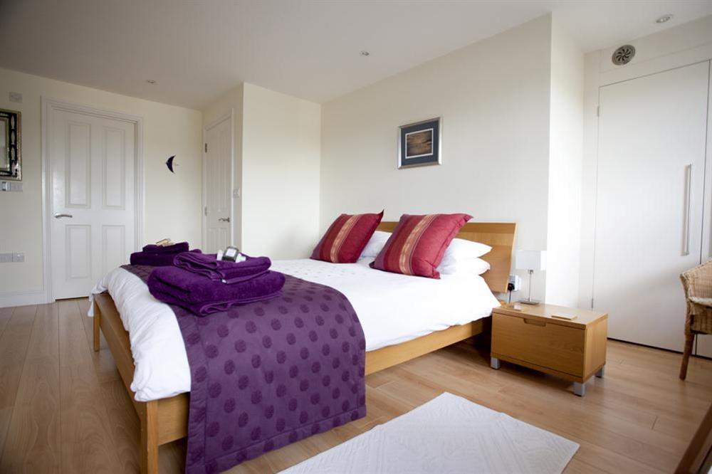 Master bedroom with 5' double bed and en suite bathroom at Flat 3 Albany House in Allenhayes Road, Salcombe