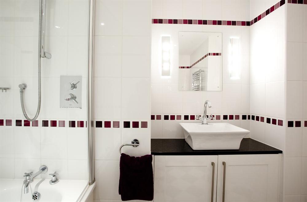 Master en suite bathroom at Flat 3 Albany House in Allenhayes Road, Salcombe