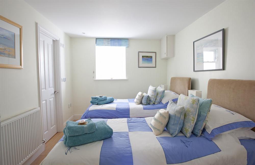 Twin bedroom with en suite shower room at Flat 3 Albany House in Allenhayes Road, Salcombe