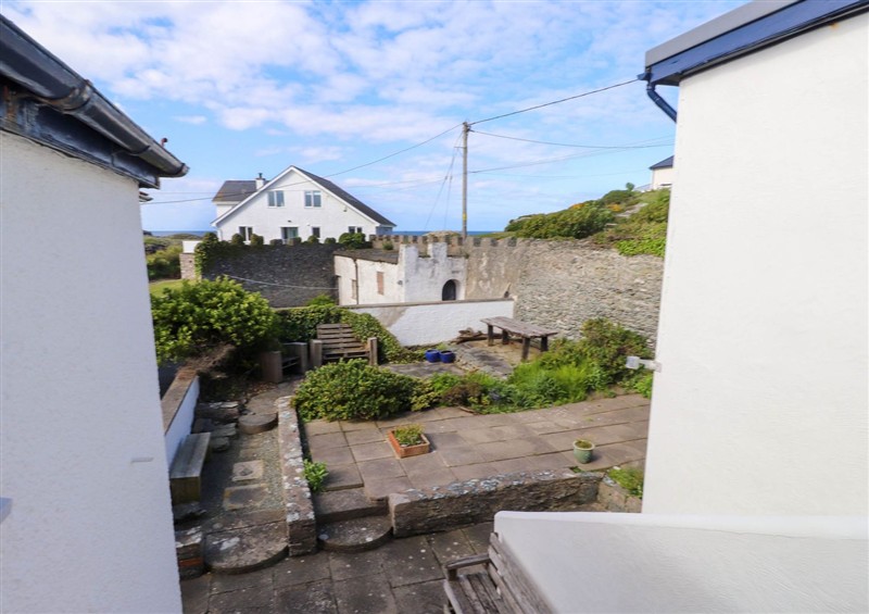 This is the setting of Flat 3 at Flat 3, Trearddur Bay