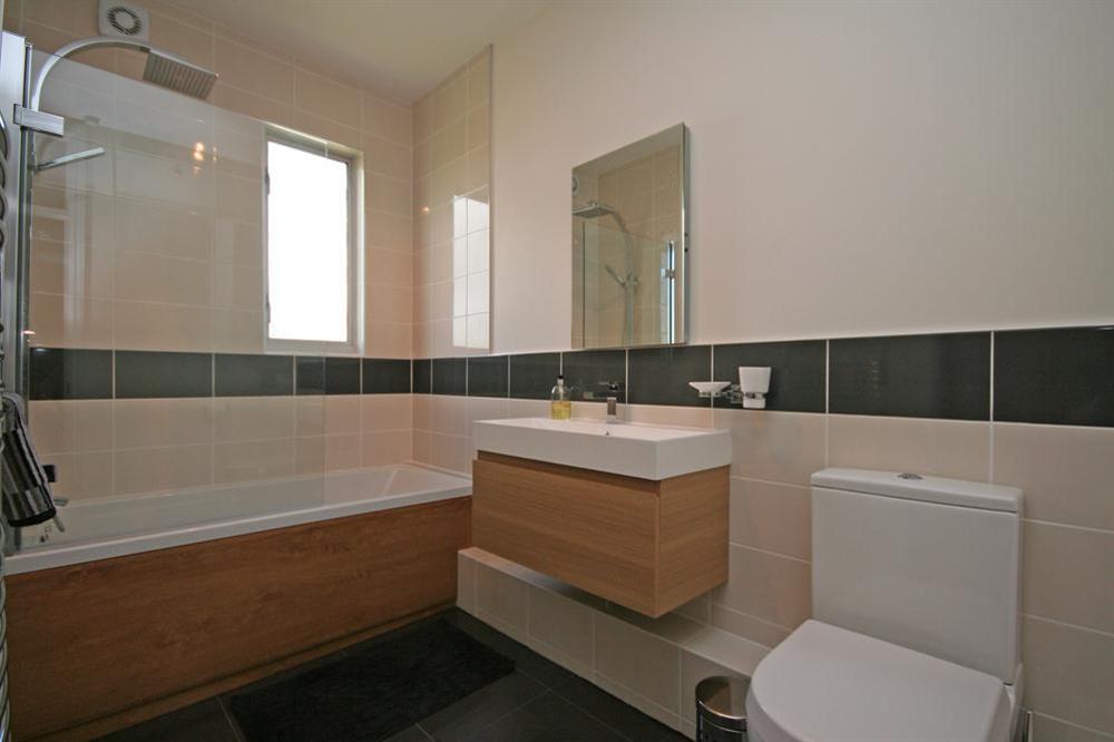 Newly refurbished family bathroom at Flat 6 Glenthorne House in Devon Road, Salcombe