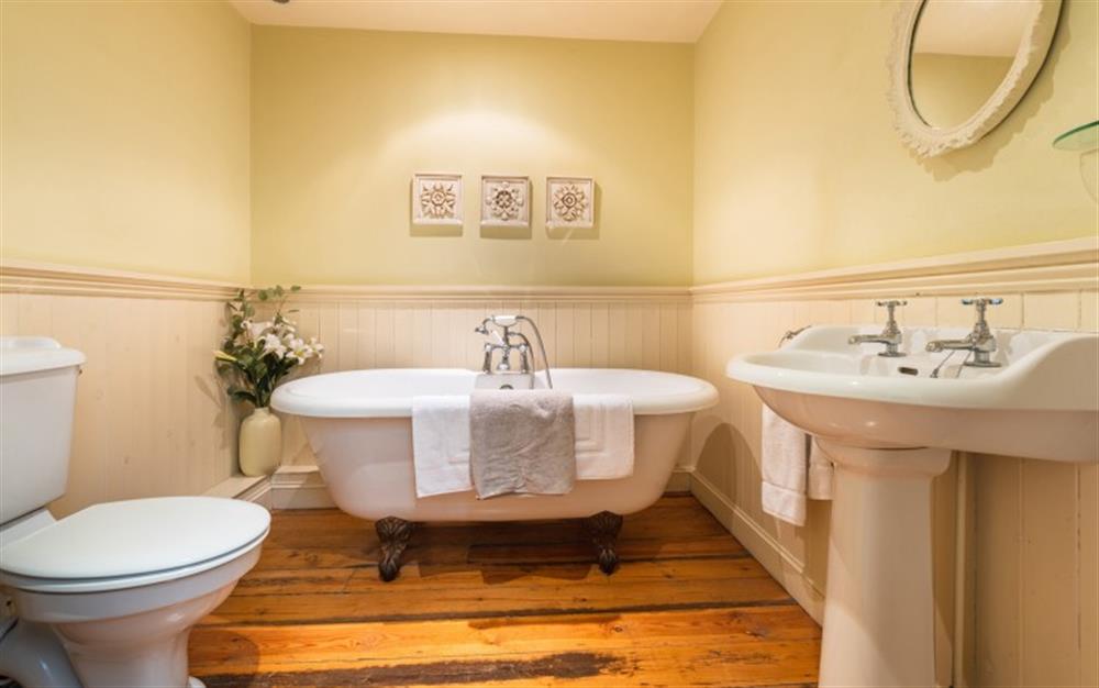 Family bathroom with roll-top bath at Flax Cottage in Waytown