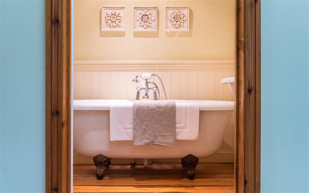 Roll top bath at Flax Cottage in Waytown