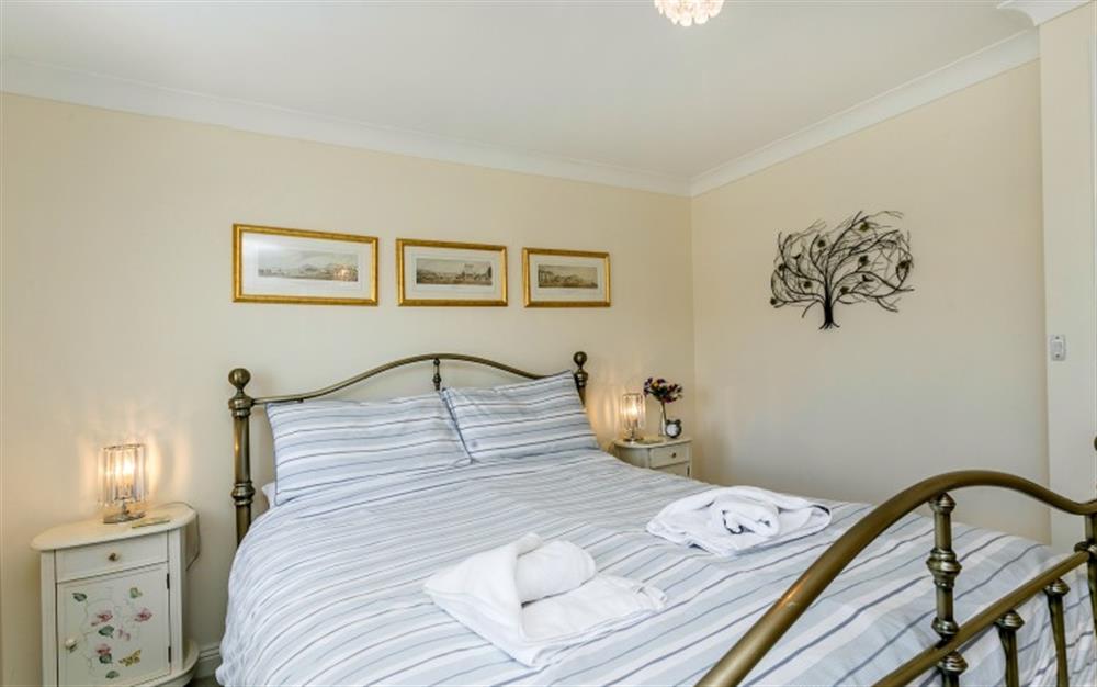 Bedroom with king sized bed at Fledglings in Seaton